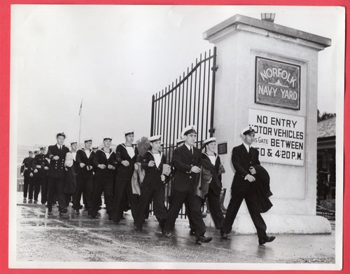 1942 British Sailors Volunteer Farm Work Norfolk Navy Yard Original News Photo