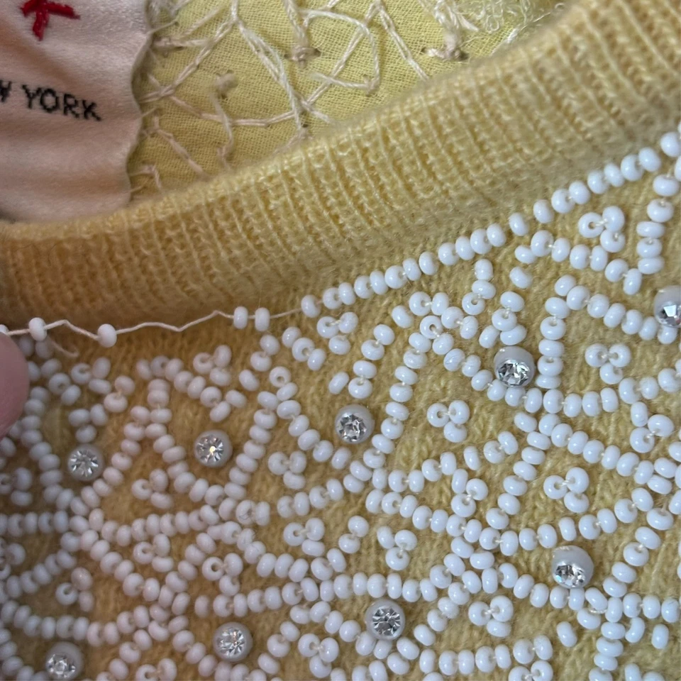 Cárdigan vintage con cuentas amarillo cachemir Peck & Peck para mujer pequeño años 60 femenino Foto 3 de 4