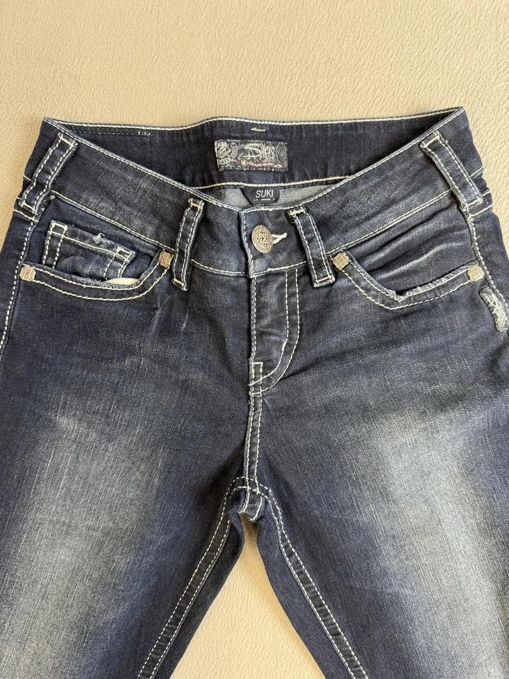 Pantalones de mezclilla plateados Suki Capri para mujer 29 bolsillos bordados elásticos Foto 3 de 4