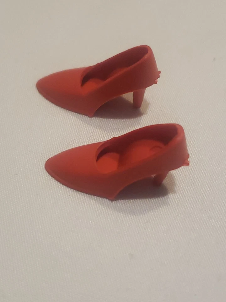 Zapatos de muñeca Barbie vintage ROJOS punta cerrada CT tacones de punta bombas de goma Foto 2 de 4