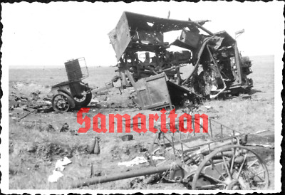 I12 WK2 ORIGINAL DEUTSCHES FOTO ZERSTÖRTER LKW NACH EXPLOSION GELEHNT