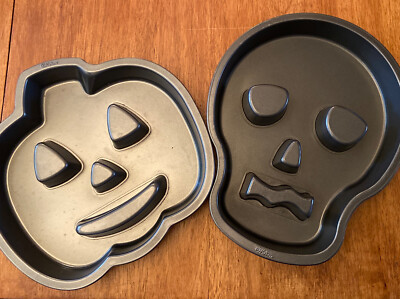 Halloween Wilton Cake Pans Set Of Two Skull and Pumpkin EUC