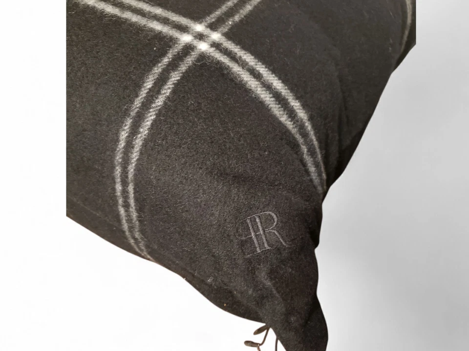 Par de travesseiros xadrez 100% lã merino Holiday Banana Republic com inserção para baixo - Imagem 4 de 4