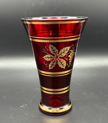 Rubinrote böhmische Glasvase, Wein- & Weinblattmuster, 17 cm hoch Böhmen