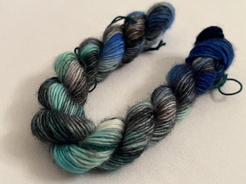 Madelinetosh Hand Dyed Yarn Skein Unicorn Tail 100% SW Merino Wool Escape Pod 1 - Picture 5 of 7