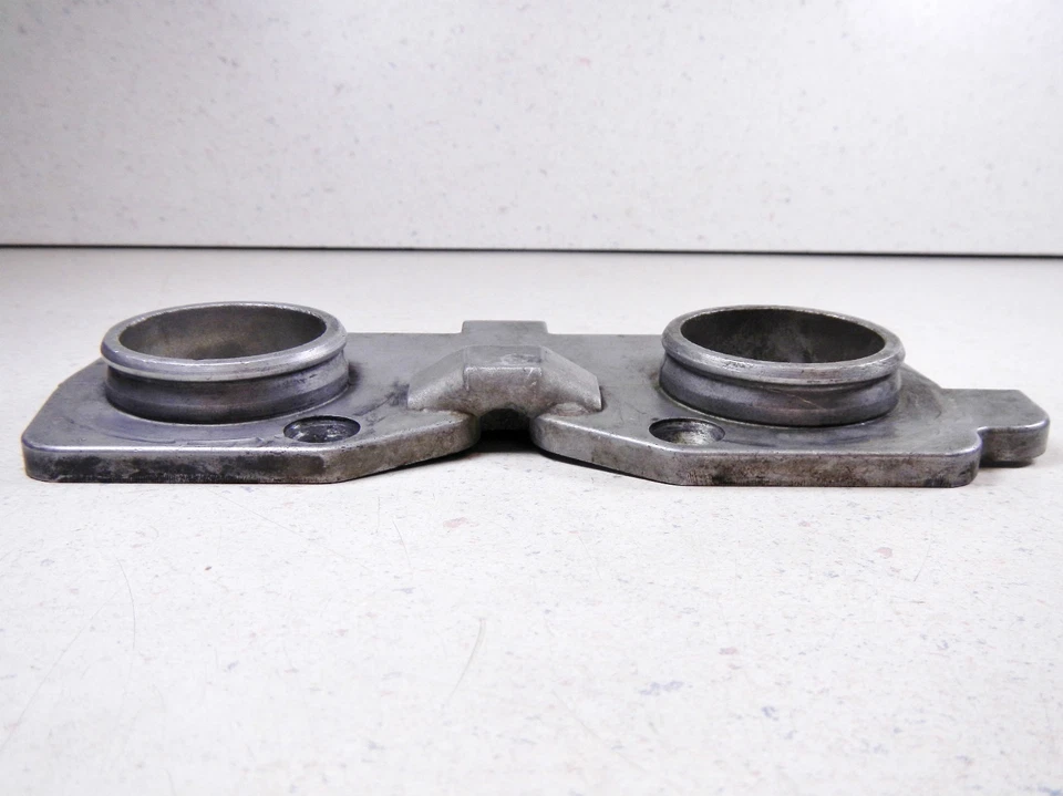 73 YAMAHA TX500 CARBURETOR MOUNTING PLATE BRACKET - Image 4 of 4