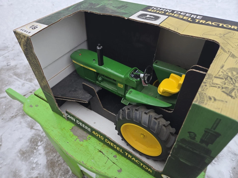 John Deere Ertl 4010 Diesel Tractor 1/8 Scale New In Box - Image 2 of 4