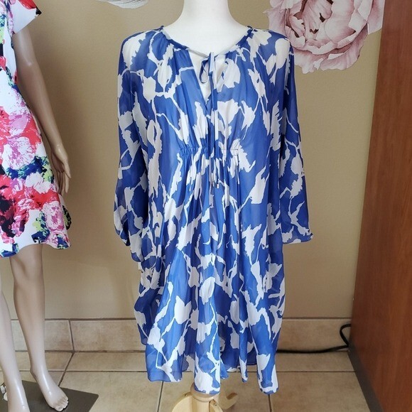 diane von furstenberg blue and white dress Colors:Bronze Modely Solid and is midi in Kia's World Cup Ad