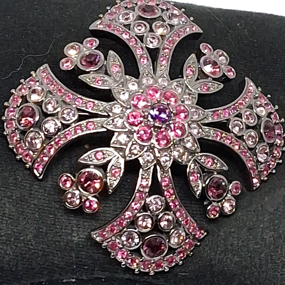 Broche Cruz Carol Lee Rosa Estrás Sobre Tono Plata Foto 2 de 4