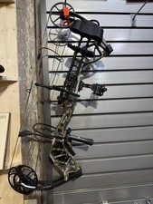 Bear Species XT Right Hand Mossy Oak Riser With Black Limbs Ready to Hunt Pkg