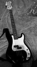3rd Avenue 4-String Solid Body Right-Handed Electric Bass, Black/White Pickguard