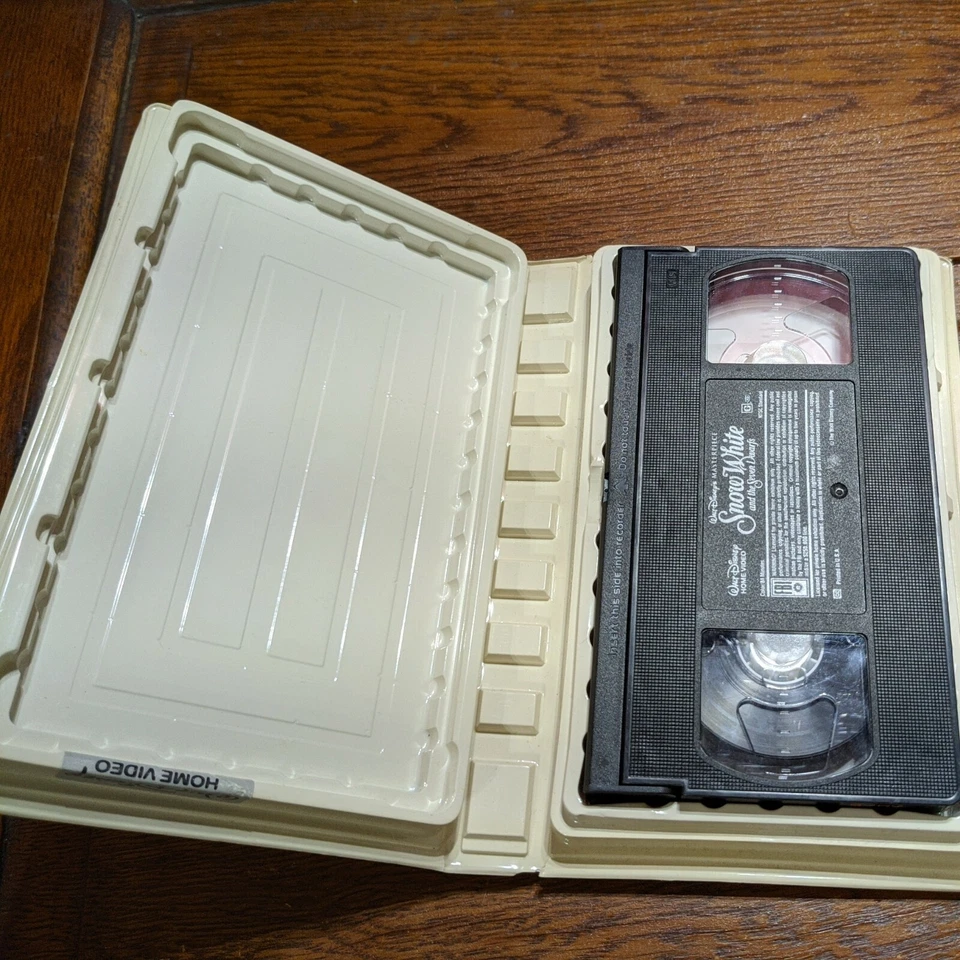 Walt Disney’s Masterpiece Collection Snow White and the Seven Dwarfs VHS 1524 - Image 4 of 4