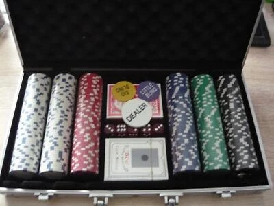 300 teiliges Casino Poker Spiel Chips Set 2 Decks 5 Farben Würfel + Alu Koffer - Bild 1 von 3