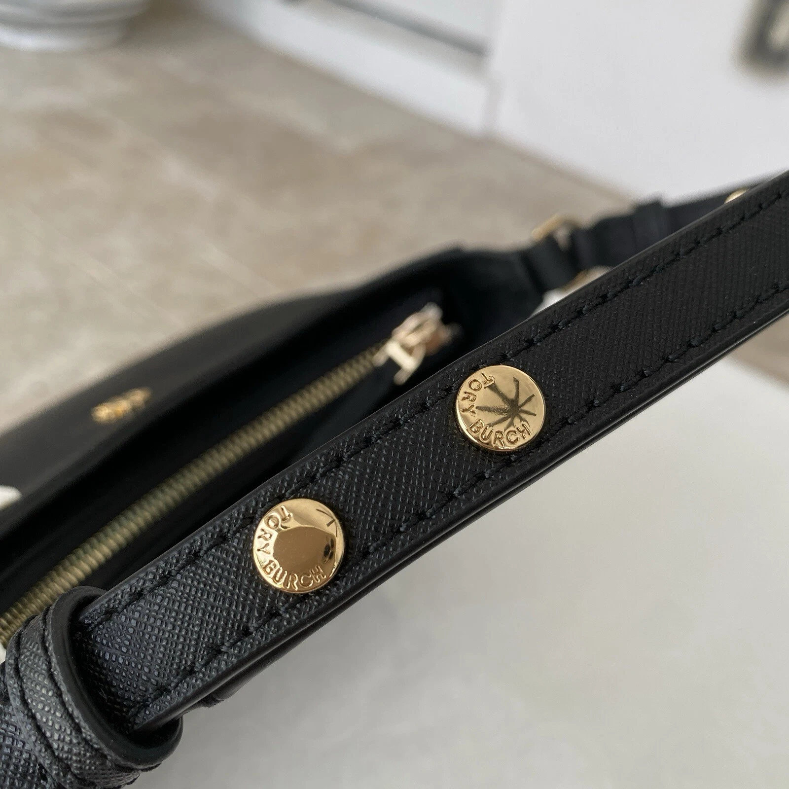 Borsa a tracolla Tory Burch Emerson Saffiano in pelle nera 150258 nuova con etichetta