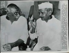 1964 Press Photo Lal Bahadur Shahati talks with Kumaraswami Kamaraj in New Delhi