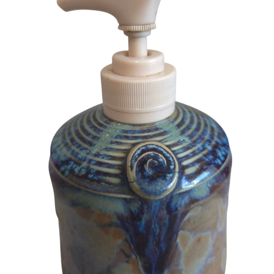 Bomba de cerámica dispensadora de jabón Studio firmada Foto 4 de 4