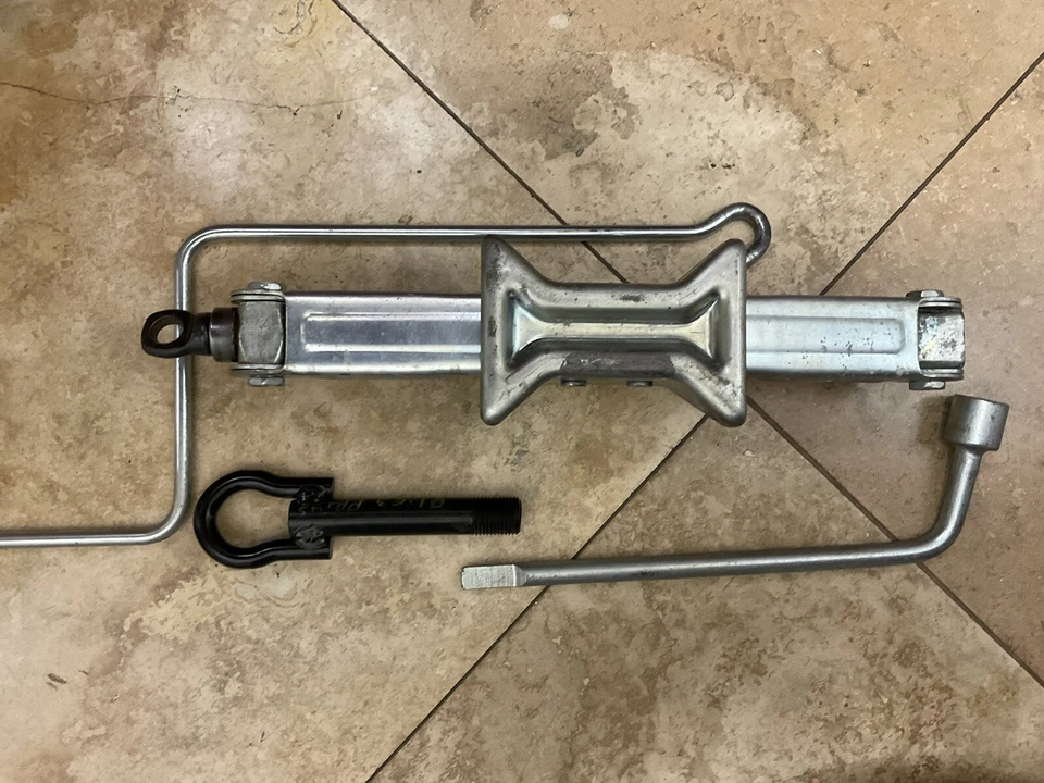 Juego de gatos de neumáticos Toyota Prius 2001-2002-2003 con herramientas OEM Foto 3 de 4