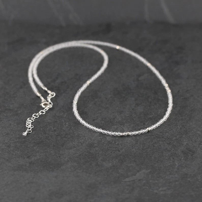 Collar gargantilla con cuentas de piedras preciosas pequeñas redondas facetadas de cristal de roca transparente de 2-3 mm 18" Foto 2 de 4