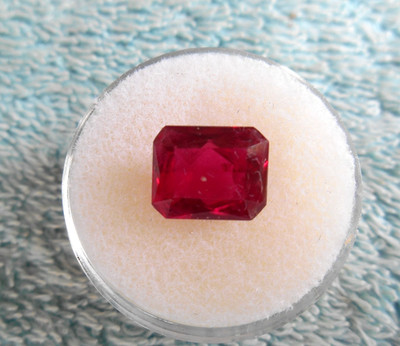 VINTAGE LARGE RED FACETED GEMSTONE. RECTANGLE SHAPE 7MM X 9MM.