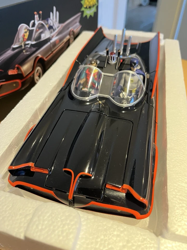 Mittel Elite Batmobil 1966 mit Batman & Robin 1:18