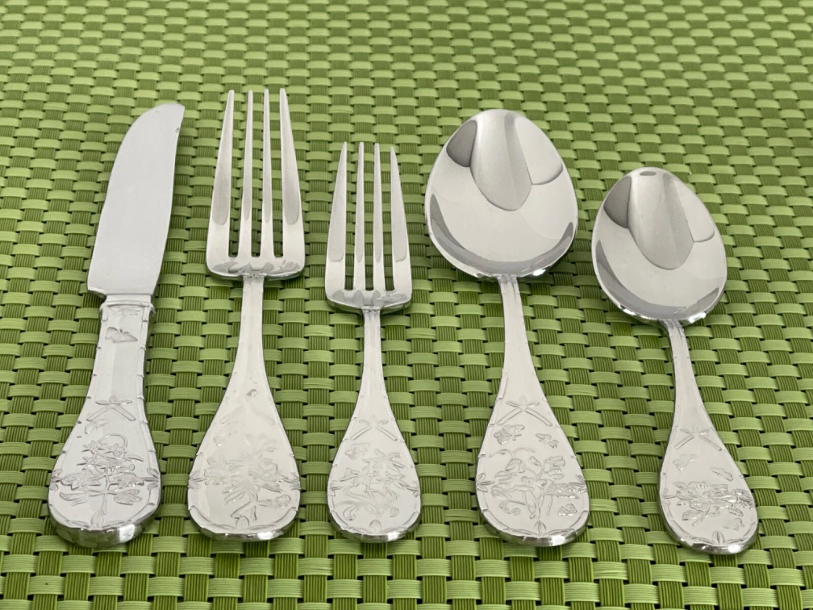 Portmeirion BOTANIC GARDEN Stainless 18/10 Glossy Flatware SMART CHOICE B156VG
Opens in a new window