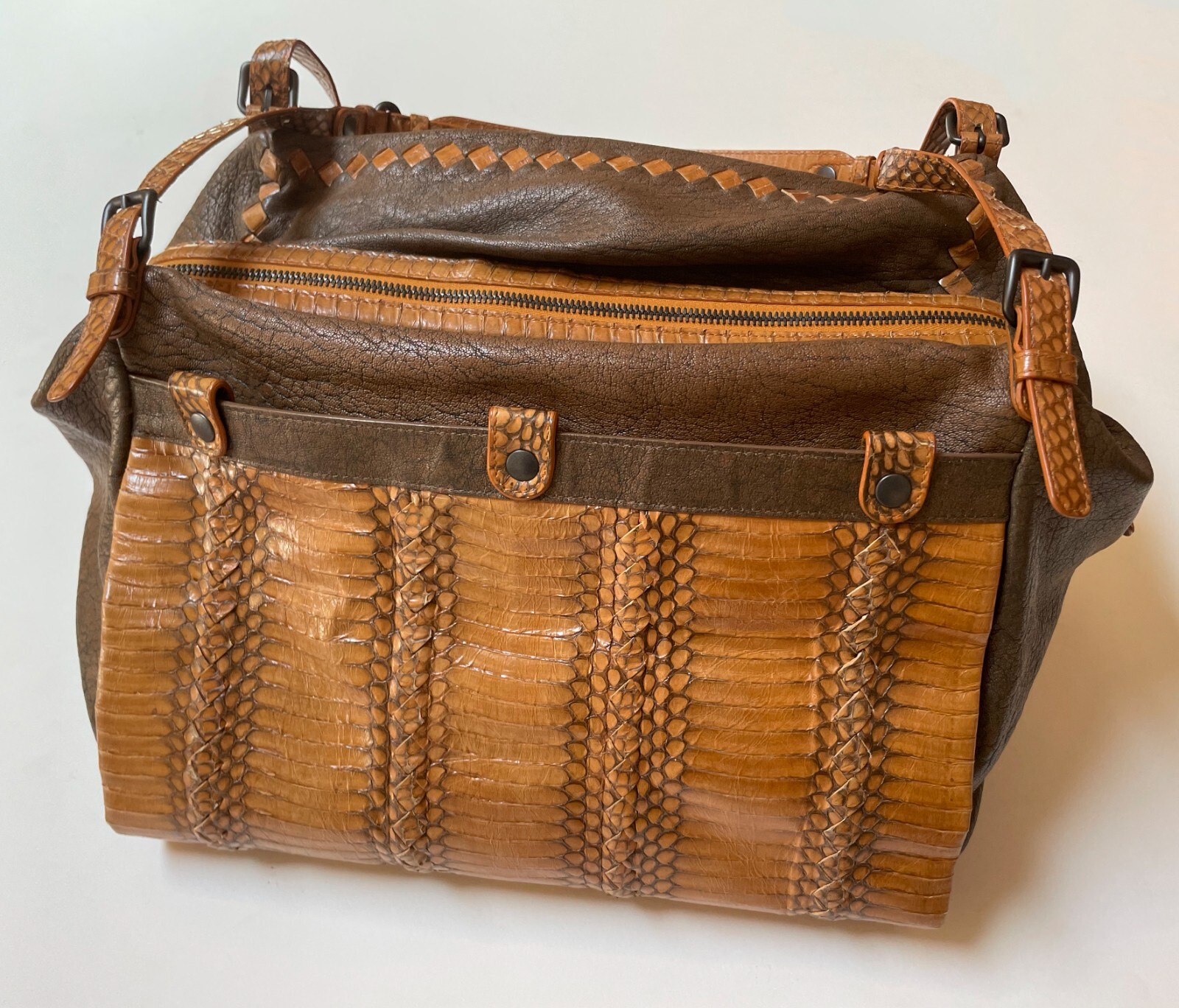 AUTHENTIC BOTTEGA VENETA DESIGNER BAG - image 1