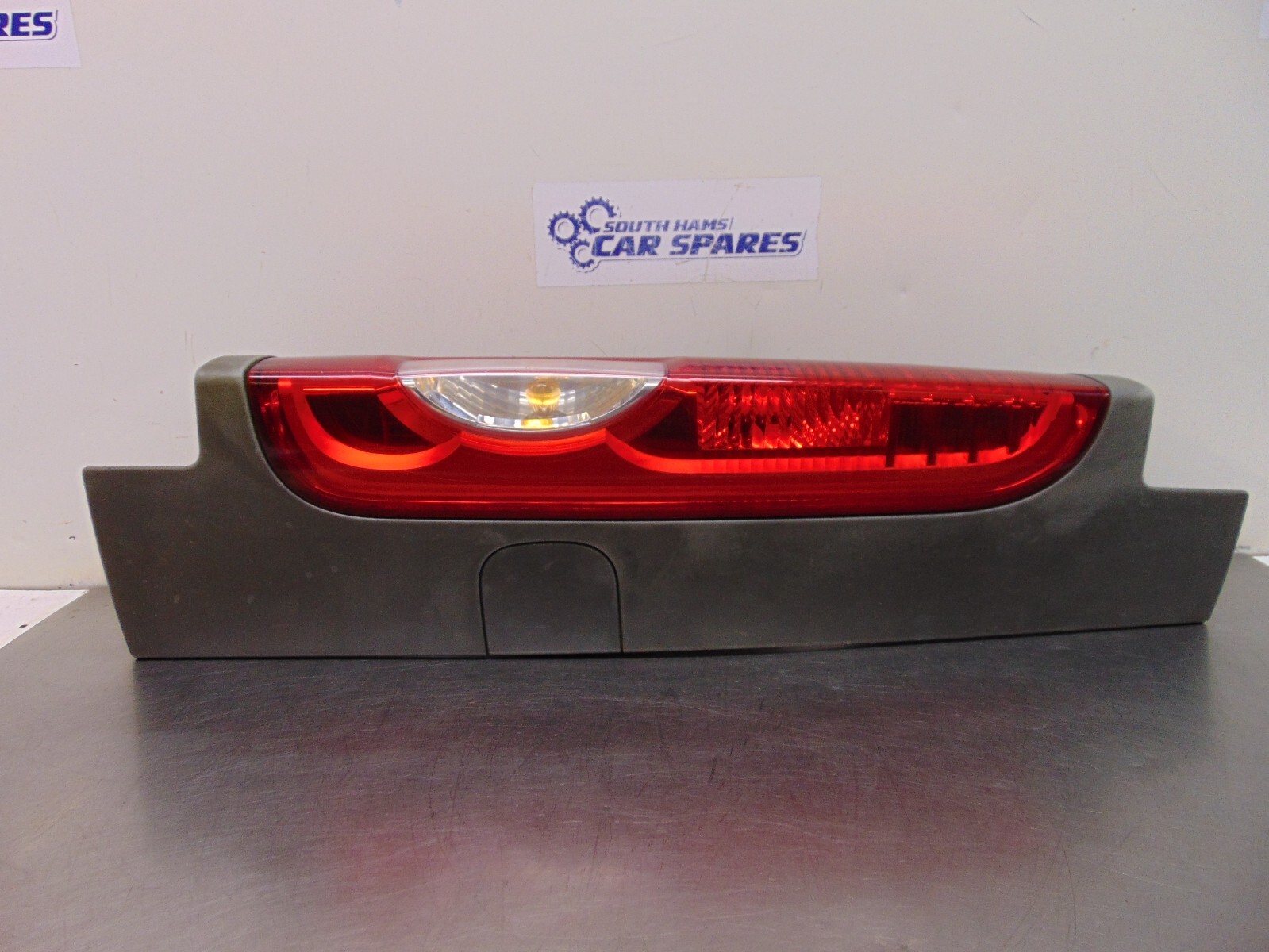 Vauxhall Vivaro Rear light 0714 Drivers Right back Bulb holder