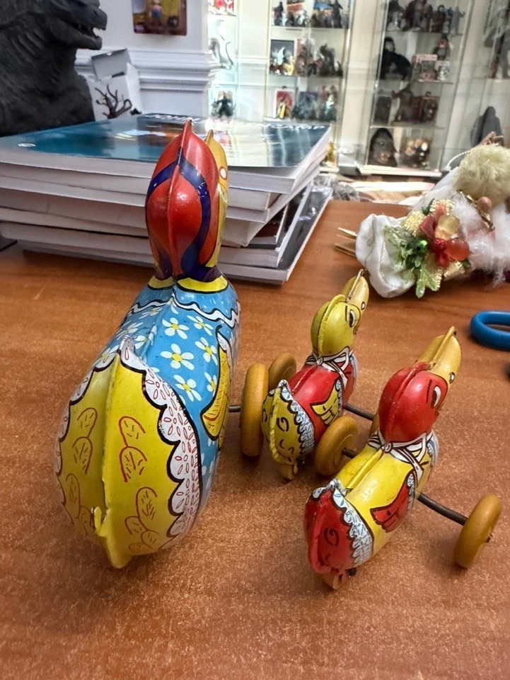 Juguetes de madre pato y 2 patos bebés de cuerda con ruedas de madera juguetes Wyandotte de los años 30 Foto 4 de 4