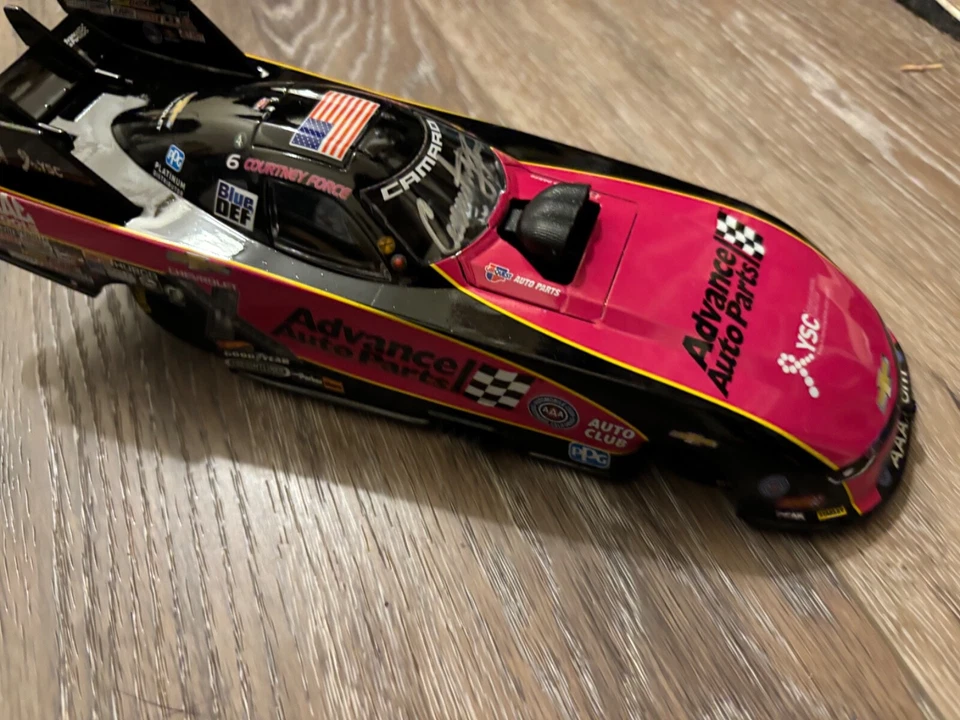 Courtney Force Advance Auto Parts rosa autógrafo 1/24 - Imagem 4 de 4