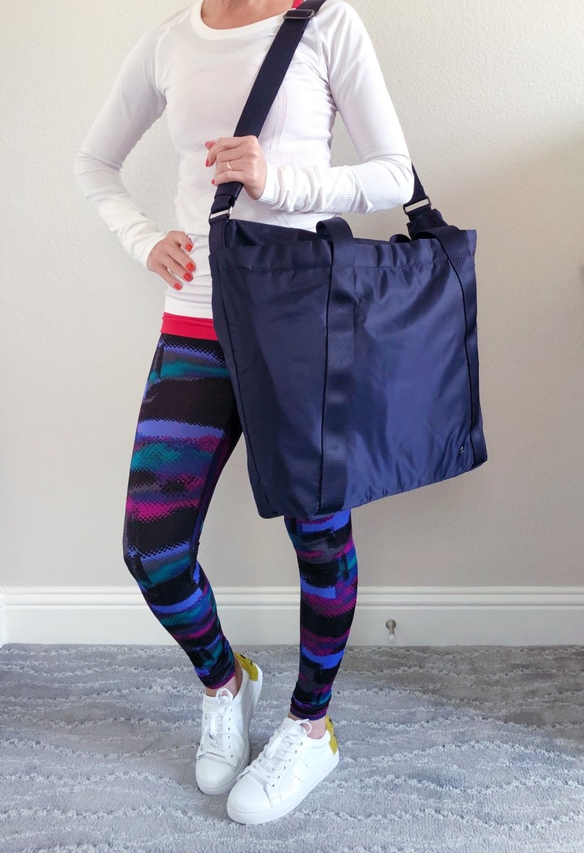 difference between north face women backpack The Women's Recon TNF Black Hospitality Business The laptop Hip Belt Size:XL Belt Lululemon Everywhere Belt Bag