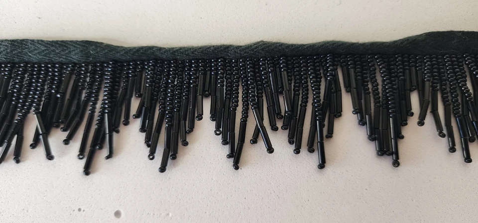 Borde de flecos con cuentas negras de lujo - Cuentas de vidrio de alta costura, 1,75" x 1,9 yardas Foto 2 de 3