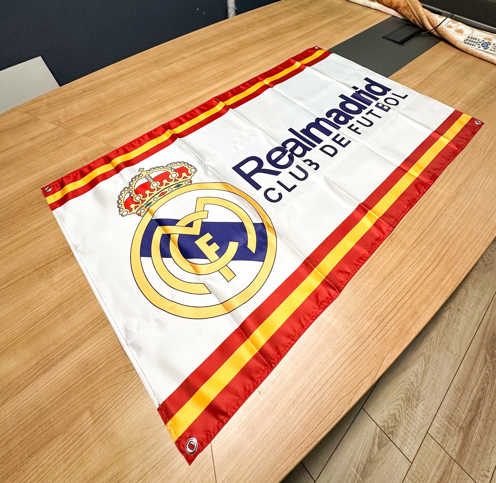 Bandera Real Madrid Club De Futbol Crest - 120 × 70 cm (47,2” × 27,6”)
