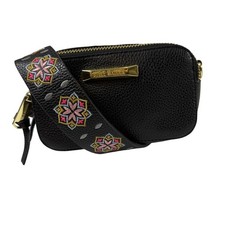 Borsa a tracolla Steve Madden nera ciottoli con tracolla ricamata per chitarra tono oro