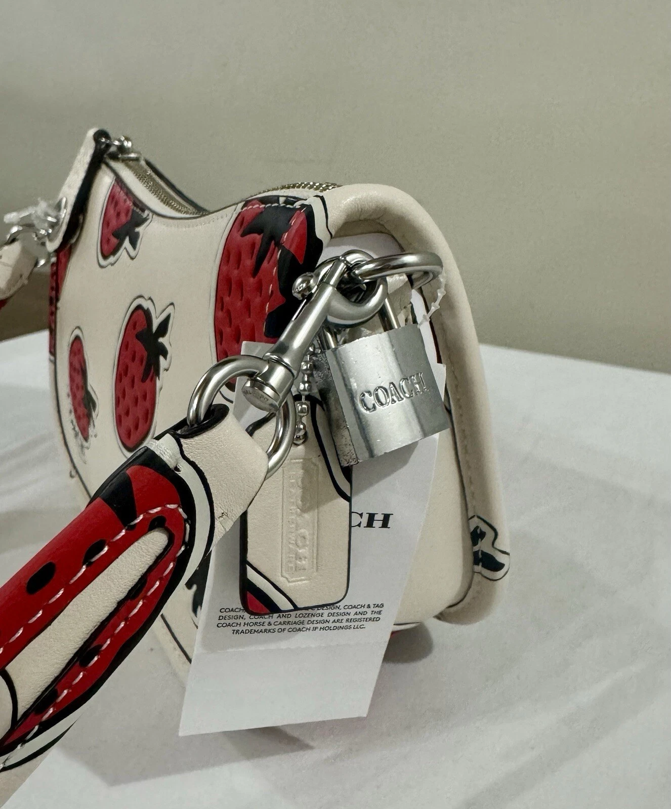 Borsa a tracolla Coach Swinger 20 fragola gesso nuova con etichetta mini pelle prezzo al dettaglio consigliato $275