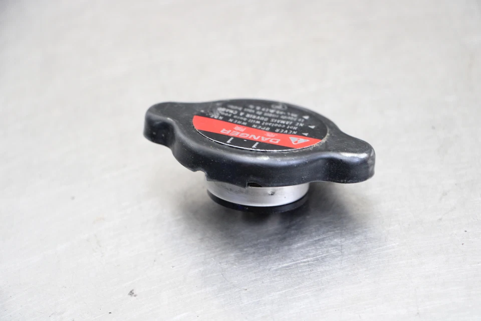 01 HONDA RVT1000R RC51 SP1 RADIATOR CAP - Image 3 of 4