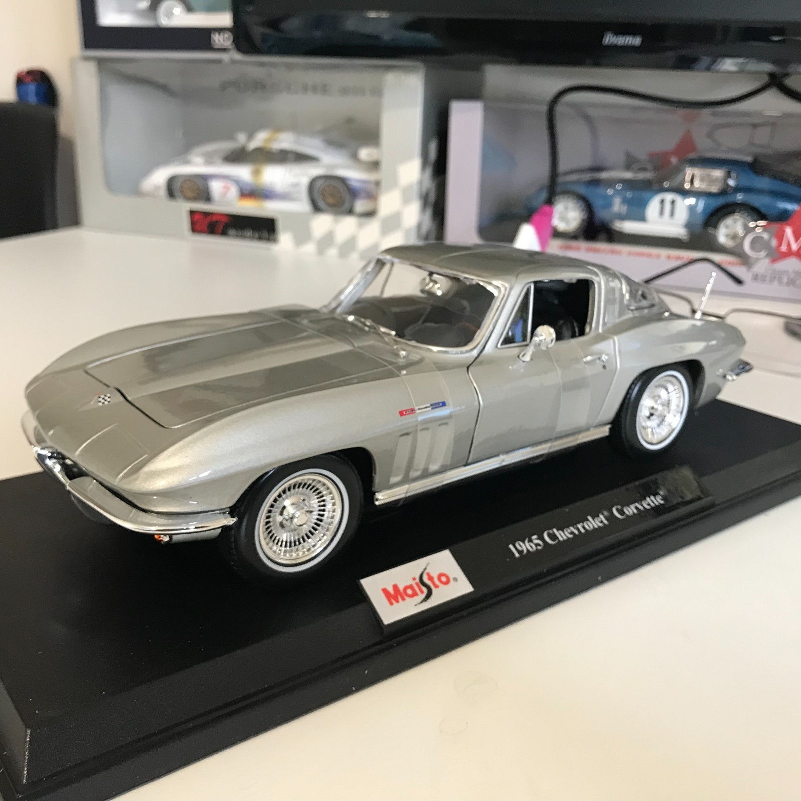 Chevrolet Corvette 1965 Maisto 1:18 Diecast Model Car, Silver New Boxed