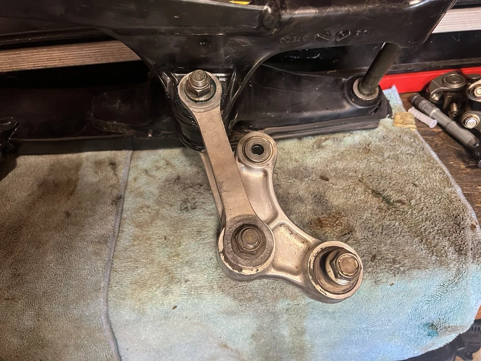 2001 SUZUKI RM125 RM250 OEM SWINGARM SWING ARM REAR SUSPENSION PIVOT 61000-37E20 - Image 3 of 4