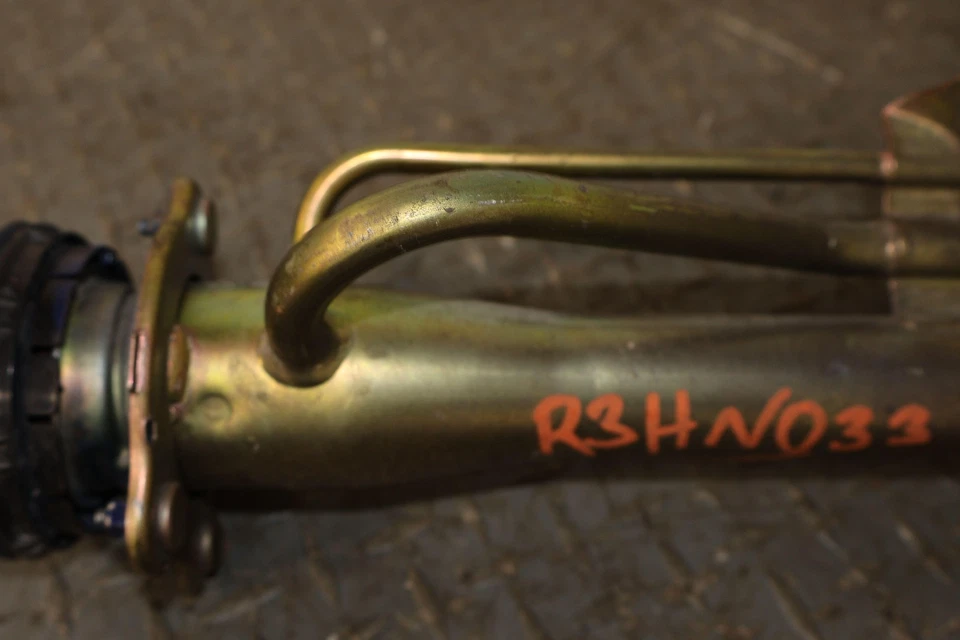 00-05 Honda S2000 Gasolina Gasolina Cuello de llenado de combustible con tapa y bota (119 k millas) Foto 4 de 4