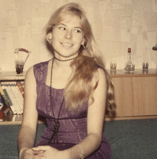 Vintage anni 70 foto a colori bella ragazza bionda capelli lunghi viola abito moda retrò