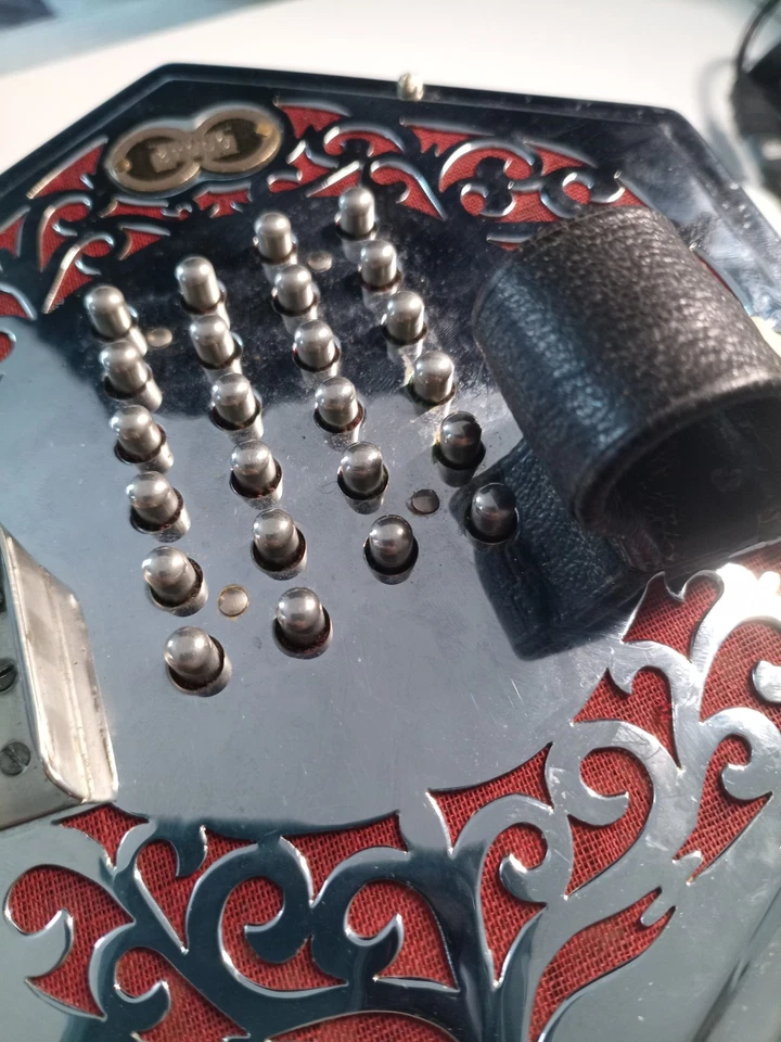 ⭐ Concertina inglesa Wheatstone 48 teclas con extremos metálicos #37000 con estuche original ⭐ Foto 3 de 4