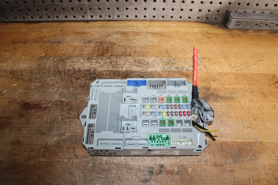 2013-2015 JAGUAR XF задний багажник кабины предохранитель реле коробка соединения OEM DX23-14D628-AG - Изображение 3 из 4