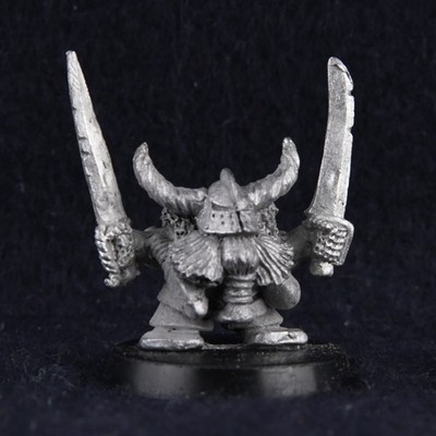 Chaoszwerg Hornhelm zwei Schwerter MM90 Marauder Citadel Zwerge Metall C193