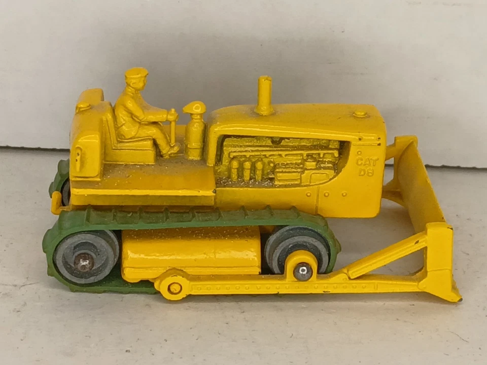 Vintage Lesney Matchbox CAT No.18 Plow Tractor Yellow Grey Wheels Green Treads - Image 4 of 4