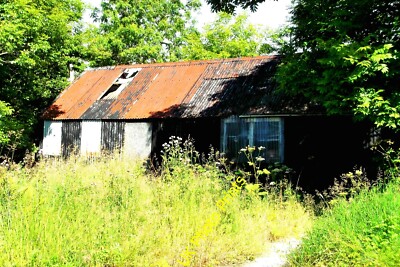 Foto 6x4 alter Schuppen in Dunvegan versteckt an der Ecke von Mill Roa c2015