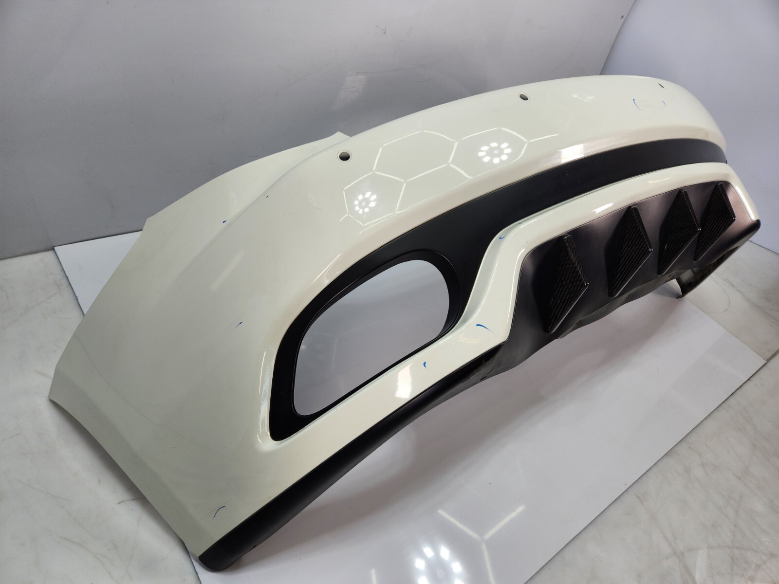✅13-19 OEM Maserati GranTurismo Rear Bumper Cover Bianco Eldorado Carbon Fins*