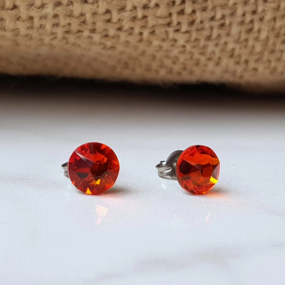 Aretes efecto ópalo de fuego, naranja 6,5 mm. Hecho con titanio libre de níquel. Foto 4 de 4