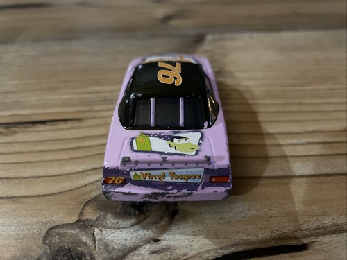 DISNEY PIXAR CARS AUTO 1:55 - VINYL TOUPEE 76 - Mit Reifenabschussrampe - Bild 7 von 10