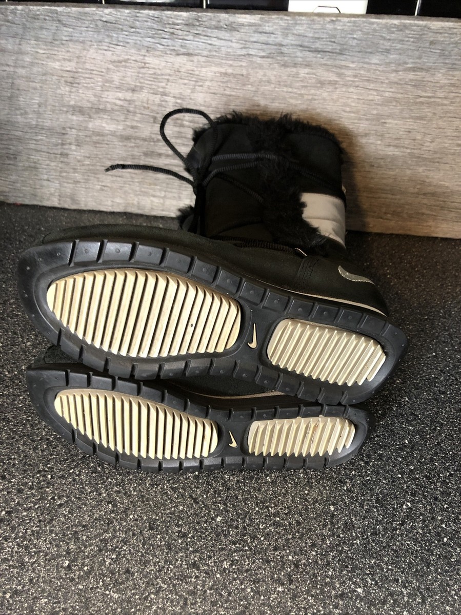 NIKE Faux Fur Trim Suede Snow Boots Black/Silver (311959-002