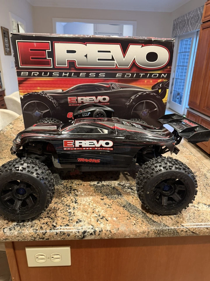 Traxxas E-REVO Brushless Edition 1/10 Scale; used with box and Manuals 56086-4 - Image 2 of 4