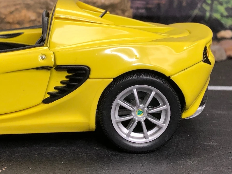 Imperfect 1:24 Diecast Car Welly YELLOW 2003 LOTUS ELISE 111s #2447 No Box - Image 3 of 4